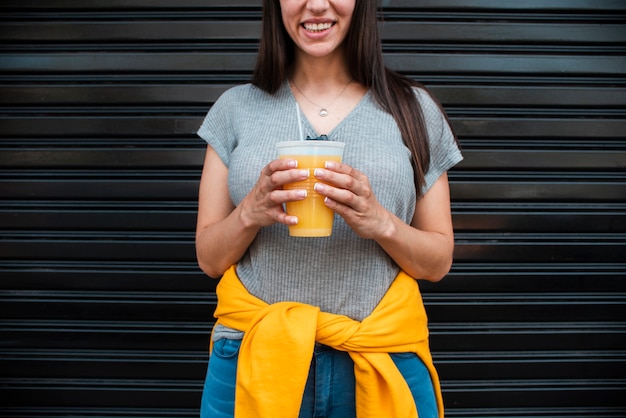 Nahaufnahmefrau mit Orangensaft