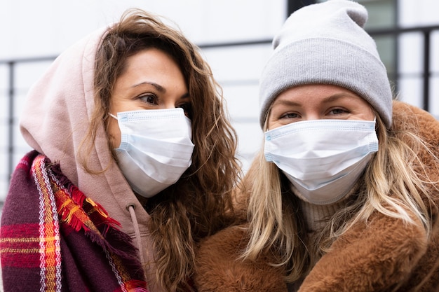 Nahaufnahmefrauen, die Masken tragen