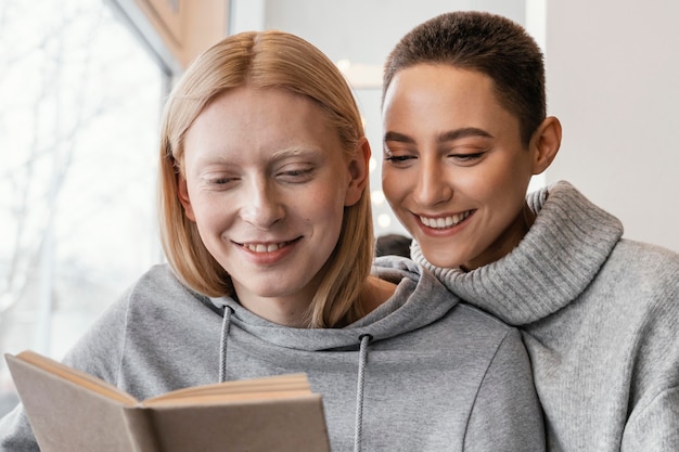 Kostenloses Foto nahaufnahmefrauen, die zusammen lesen