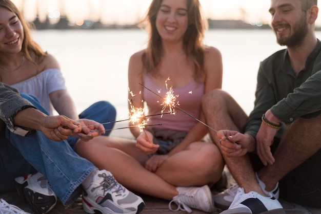 Kostenloses Foto nahaufnahmefreunde mit feuerwerk