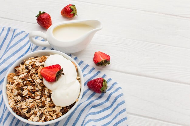 Nahaufnahmefrühstück mit Müsli