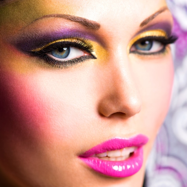 Nahaufnahmegesicht der schönen Frau mit Mode hellem Make-up