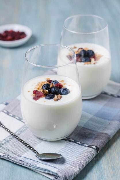 Nahaufnahmegläser mit Milch auf dem Tisch