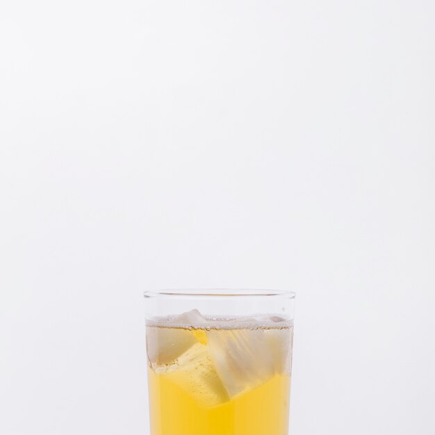 Nahaufnahmeglas mit Getränk und Eiswürfeln