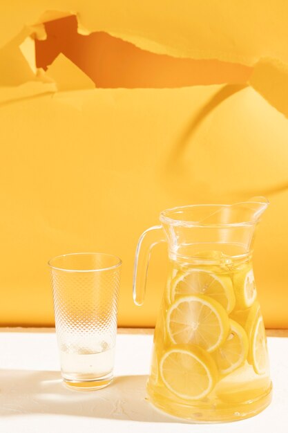 Nahaufnahmeglas mit Limonadenscheiben