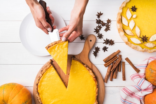 Nahaufnahmehände, die kuchenscheibe halten