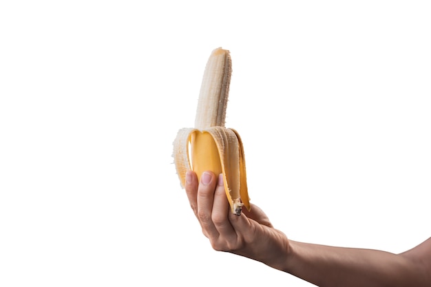 Nahaufnahmehand, die eine reife banane lokalisiert auf weißem hintergrund hält