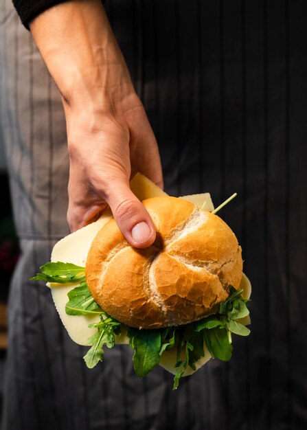 Nahaufnahmehand, die frischen Bagel hält