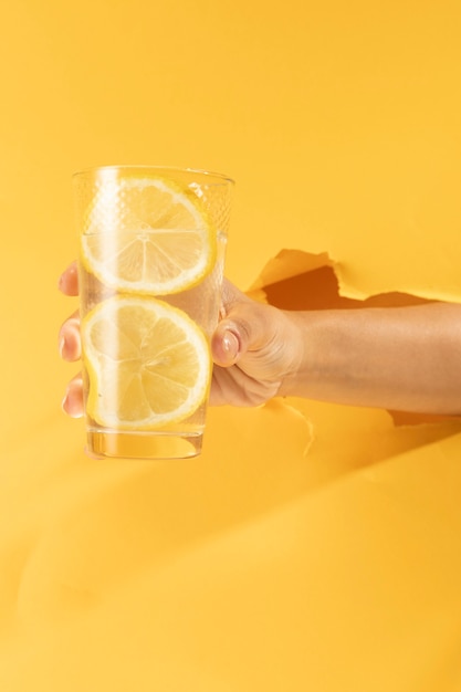 Nahaufnahmehand, die Glas Limonade hält