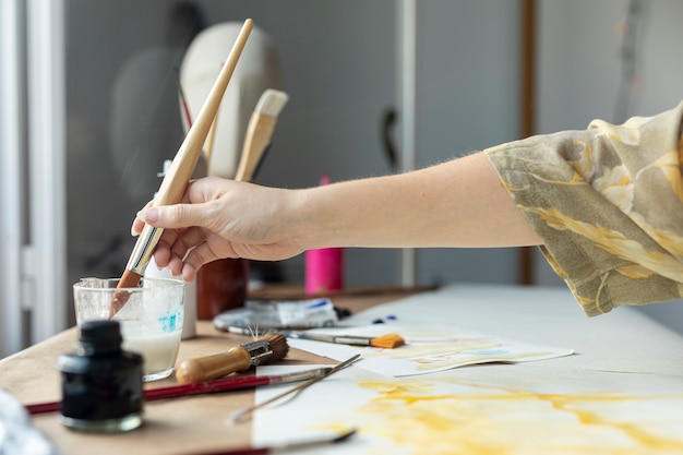 Nahaufnahmehand unter Verwendung des Aquarells für das Malen