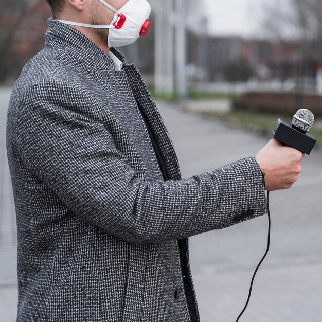 Nahaufnahmejournalist Mann mit Maske