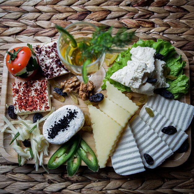 Nahaufnahmekäse, der verschiedene Arten von Käsemuss-Rosinen-Tomaten schneidet