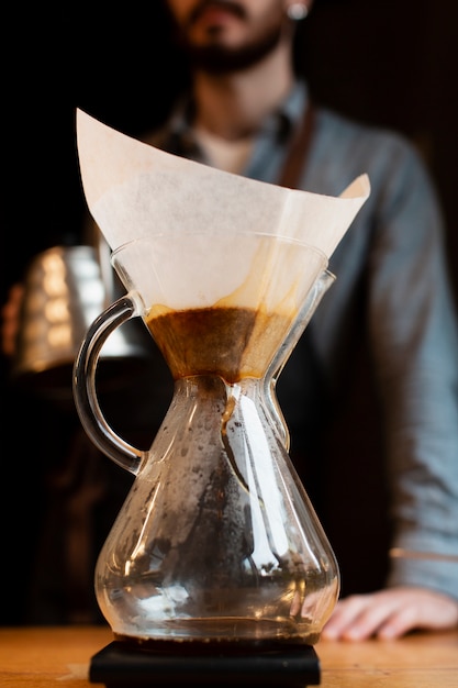 Kostenloses Foto nahaufnahmekaffeemaschine mit frischem kaffee