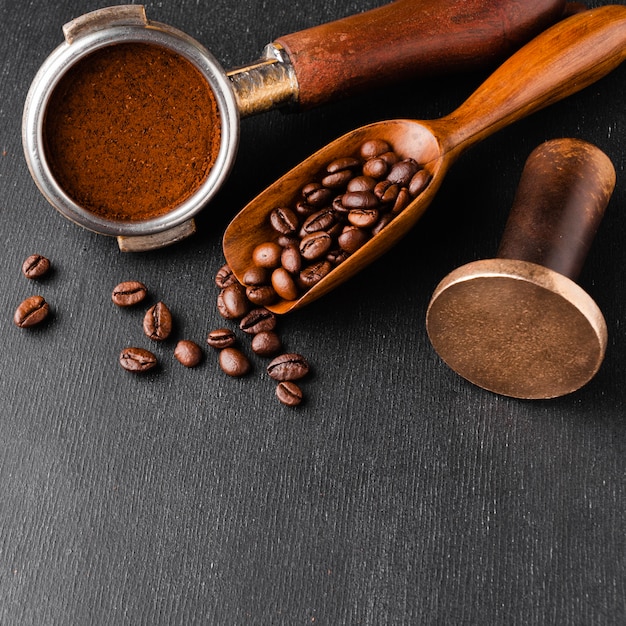 Kostenloses Foto nahaufnahmekaffeezubehör auf dem tisch