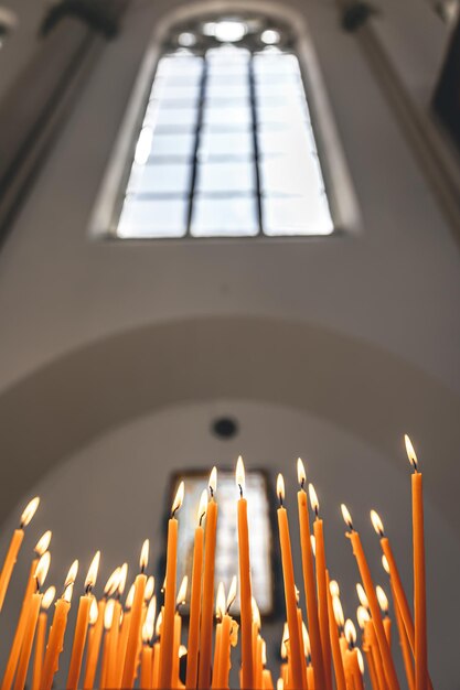 Nahaufnahmekerzen im Tempel auf einem unscharfen Hintergrund