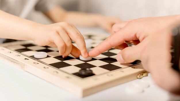 Nahaufnahmekind, das Schach spielt