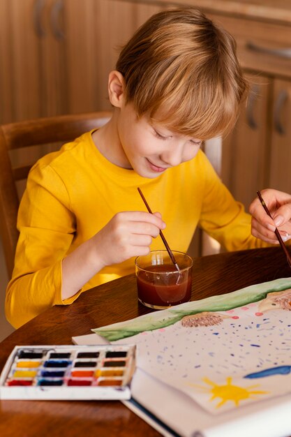 Nahaufnahmekind mit Aquarellen