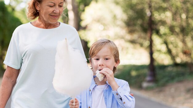 Nahaufnahmekind und Oma mit Zuckerwatte