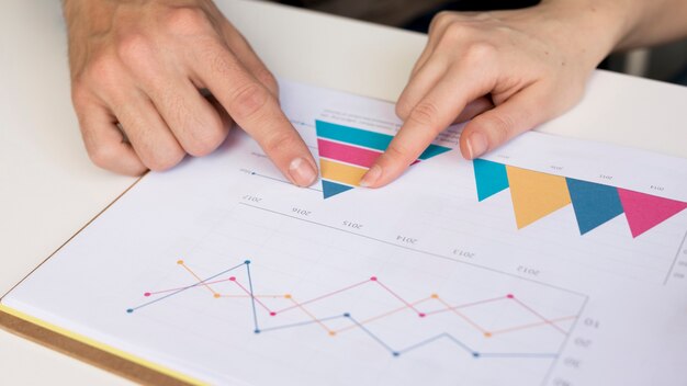 Nahaufnahmekollegen, die Geschäftsdiagramm analysieren