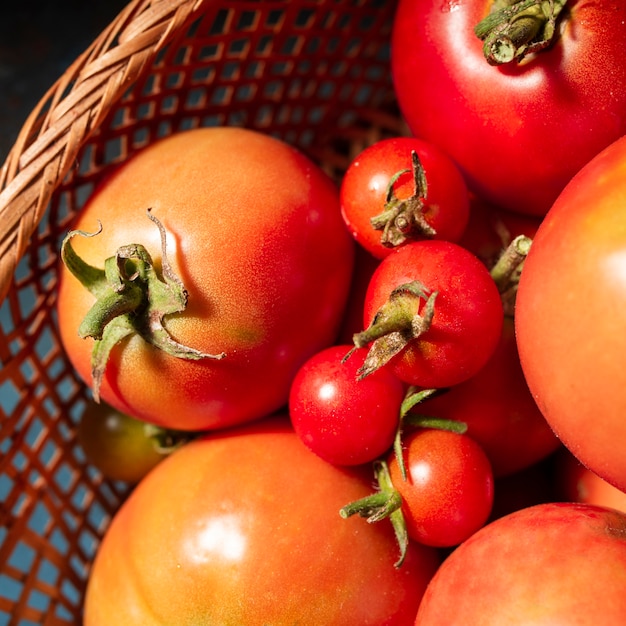 Nahaufnahmekorb voll mit tomaten