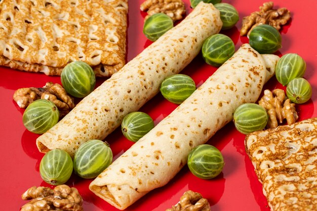 Nahaufnahmekrepps arrangemet auf einer roten Platte