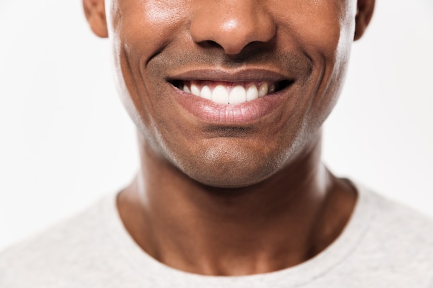 Nahaufnahmelächeln eines jungen fröhlichen afrikanischen Mannes