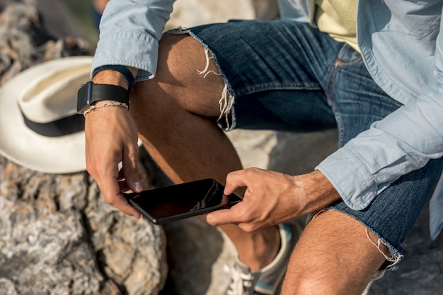 Nahaufnahmemann, der sein Telefon überprüft