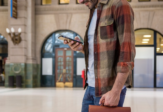 Nahaufnahmemann, der Smartphone verwendet