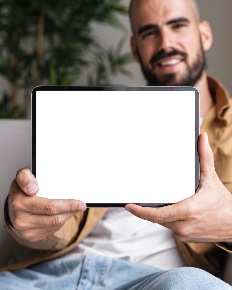 Kostenlose Foto nahaufnahmemann, der tablette hält
