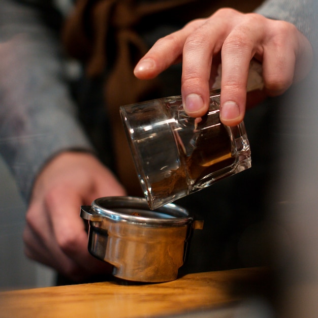 Nahaufnahmen bekennen sich zur Kaffeezubereitung