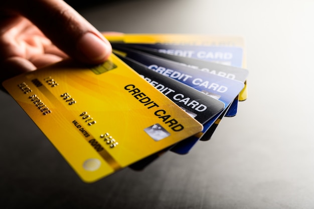 Nahaufnahmen von mehreren Kreditkarten-Mobilteilen
