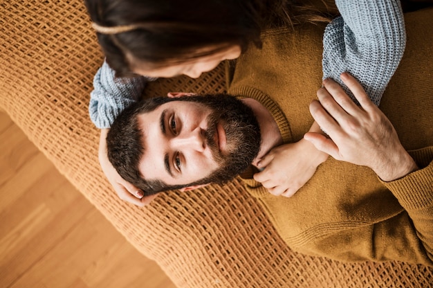 Nahaufnahmepaar, das im Bett liegt