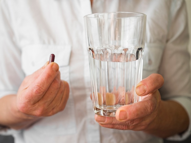 Nahaufnahmepatient mit Medizin