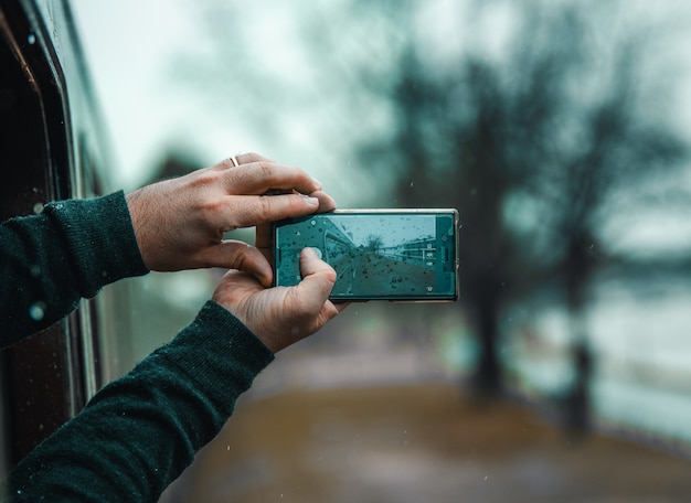 Nahaufnahmeperson, die ein Foto mit Telefon macht