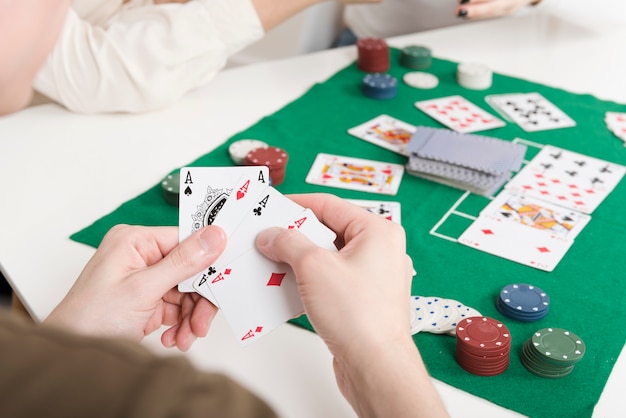 Nahaufnahmeperson, die Poker spielt