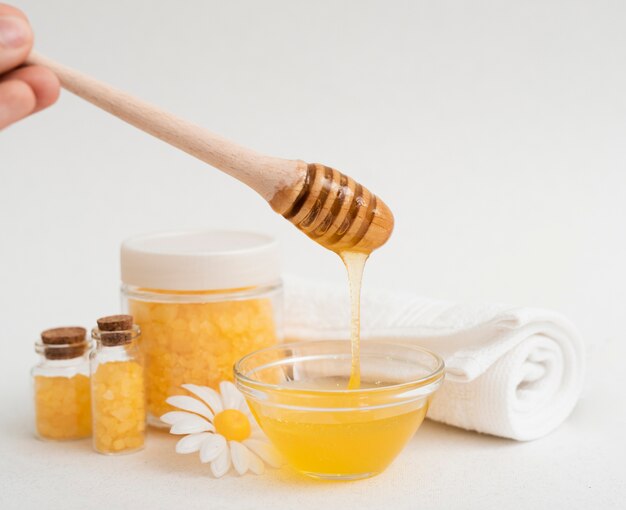 Nahaufnahmeperson mit Honig und Salzen