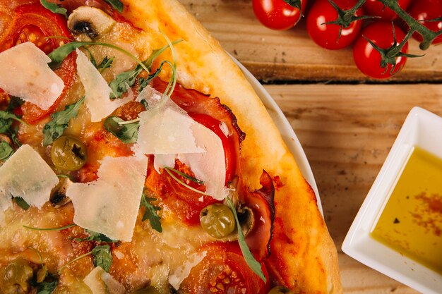 Nahaufnahmepizza nahe Tomaten und Soße
