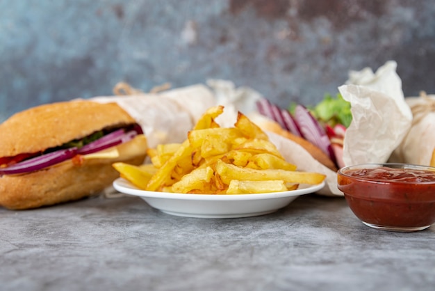 Nahaufnahmepommes-frites mit Sandwich