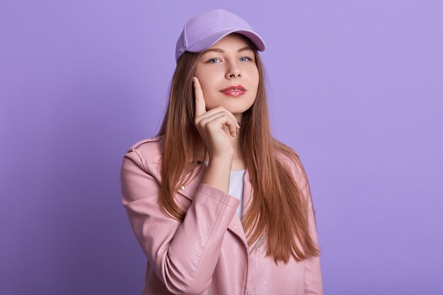 Nahaufnahmeporträt der attraktiven Dame mit langen blonden Haaren, Kleider lässiges Outfit