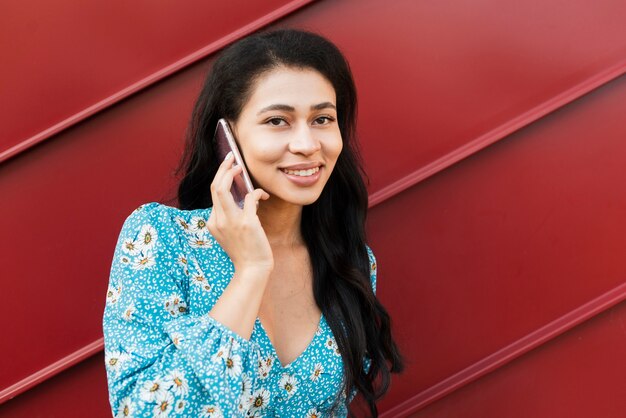 Nahaufnahmeporträt der Frau sprechend am Telefon