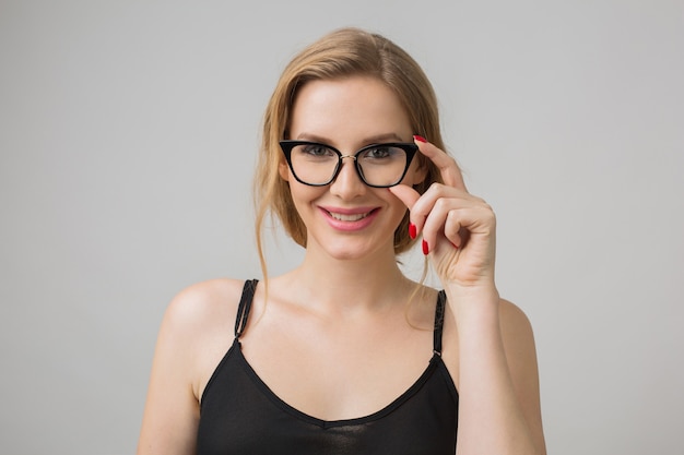 Nahaufnahmeporträt der jungen attraktiven sexy Frau in der stilvollen Brille, klug und selbstbewusst, eleganter Stil, unabhängiges, schwarzes Kleid, Modell, das auf weißem Studiohintergrund aufwirft, isoliert