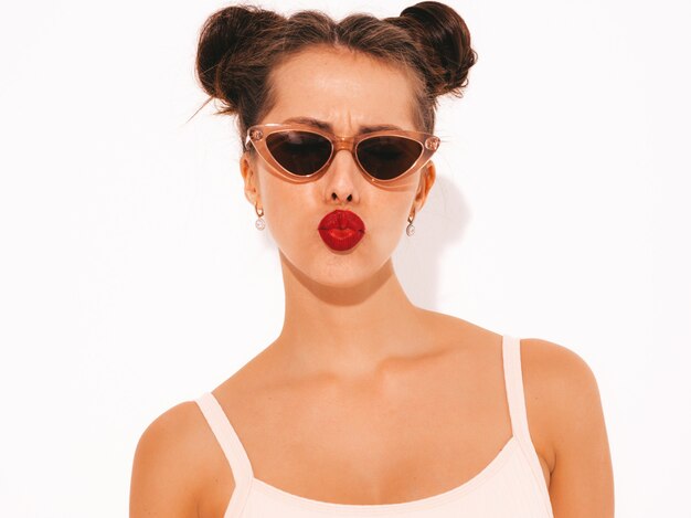 Nahaufnahmeporträt der jungen schönen sexy Hippie-Frau mit den roten Lippen in der Sonnenbrille.