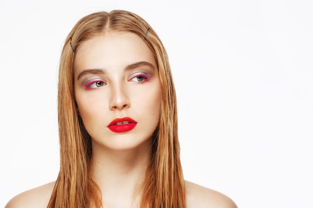 Nahaufnahmeporträt der jungen selbstbewussten Frau mit hellem Make-up.