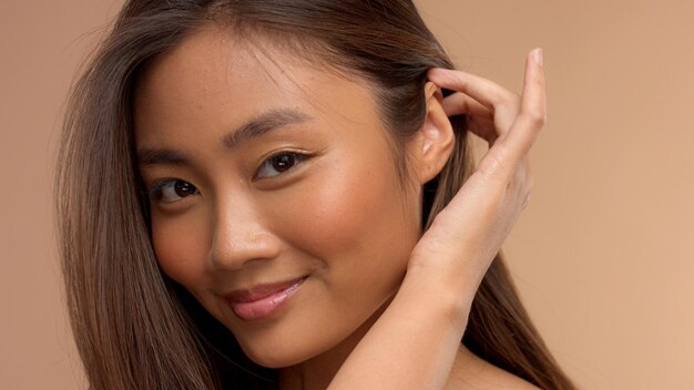 Nahaufnahmeporträt des asiatischen thailändischen japanischen Modells nehmen Haare vom Gesicht weg