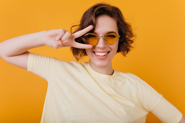 Nahaufnahmeporträt des erstaunlichen lachenden Mädchens in der Sonnenbrille