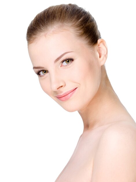 Nahaufnahmeporträt des Gesichtes der schönen jungen Frau mit gesunder sauberer Haut