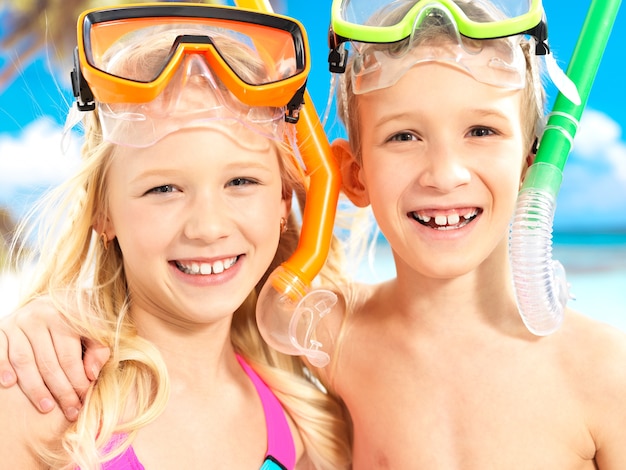 Nahaufnahmeporträt des glücklichen Bruders mit Schwester, die am Strand genießt