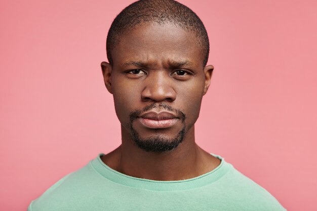 Nahaufnahmeporträt des jungen afroamerikanischen Mannes