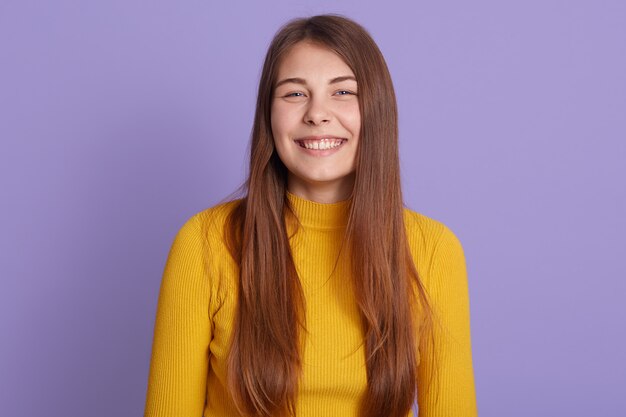 Nahaufnahmeporträt des lächelnden Mädchens mit perfektem Lächeln und weißen Zähnen