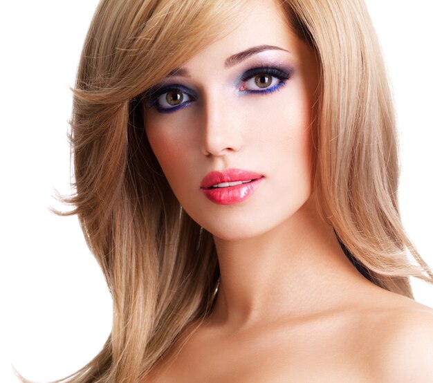 Nahaufnahmeporträt einer schönen jungen Frau mit langen weißen Haaren. Model, das über Leerraum aufwirft